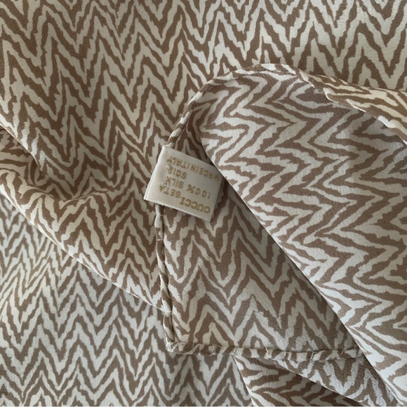 Original Gucci silk scarf 🧣. - Picture 5 of 5